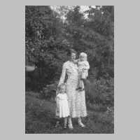 066-0011 Martha Braun mit ihren Kindern Adolf und Ruth.jpg